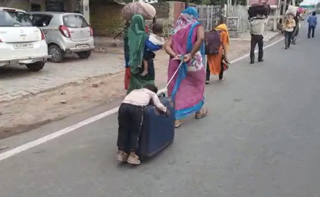 लॉकडाउन के बीच मजदूरों की मजबूरी: जिगर के टुकड़े को सूटकेस पर सुलाया, और सड़क पर घसीटते हुए घर को चली मां