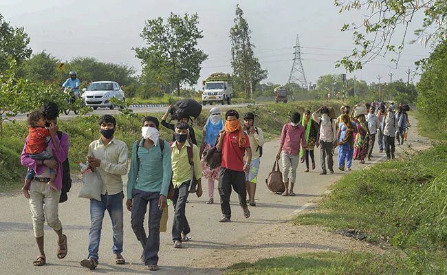 चिलचिलाती धूप में तपती सड़कों पर पैदल सफर करने के लिए मजबूर प्रवासी मजदूर