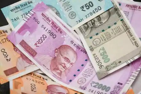 सड़क पर बिखरे मिले 10 और 20 के 'अफवाह' वाले नोट, सैनिटाइज कर रायपुर पुलिस ने किया जब्त सड़क पर बिखरे मिले 10 और 20 के 'अफवाह' वाले नोट, सैनिटाइज कर रायपुर पुलिस ने किया जब्त