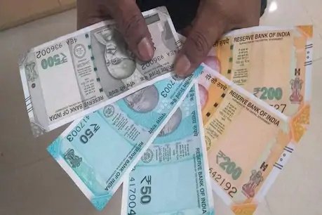 यहां अचानक सड़क पर हुई पैसों की 'बारिश', हवा उड़ते दिखे 200-500 रुपये के नोट