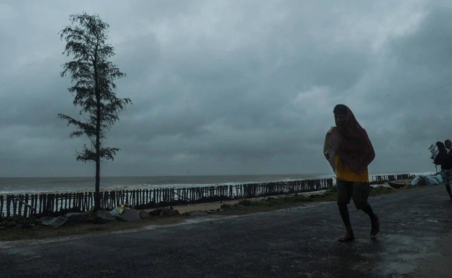 सुपर साइक्लोन अम्फान के प्रभाव से उठ रही 5 मीटर ऊंची लहरें, इस घंटे से जुड़ीं 5 खास बातें..