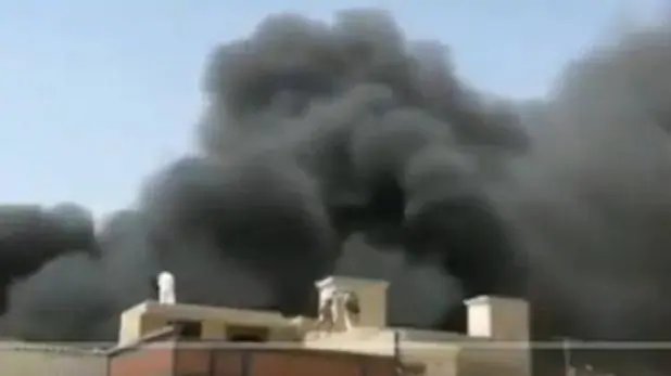 पाकिस्तान में बड़ा विमान हादसा, रिहायशी इलाके में गिरा प्लेन, 98 लोग थे सवार – Pakistan international airlines flight from lahore to karachi crashes near karachi airport