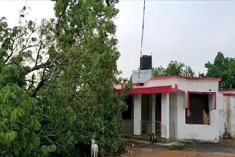 छत्तीसगढ़: तेज आंधी-बारिश के दौरान क्वारंटाइन सेंटर पर गिरा पेड़, 40 मजदूर थे मौजूद