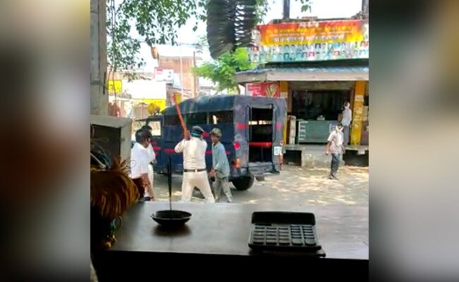 पुलिस कर्मियों ने युवक की बेरहमी से पिटाई की, वीडियो वायरल होने पर हुआ एक्शन