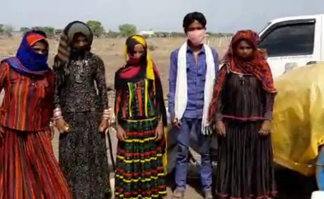 बैलगाड़ी से घर जा रहे परिवार ने बैल को बेच कर खरीद लिया खाने के लिए राशन, गाड़ी को कंधा लगा कर पहुंचा घर