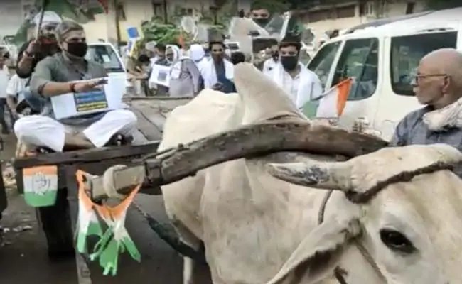 वाराणसी: पेट्रोल-डीजल की बढ़ती कीमतों के खिलाफ कांग्रेस कार्यकर्ताओं ने अनूठे अंदाज में किया प्रदर्शन