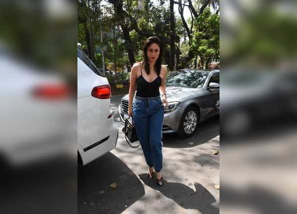 स्ट्रैप टॉप विद प्लंजिंग नेकलाइन