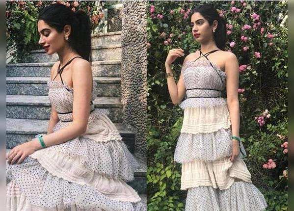 क्रॉप टॉप फ्लेयर्ड स्कर्ट