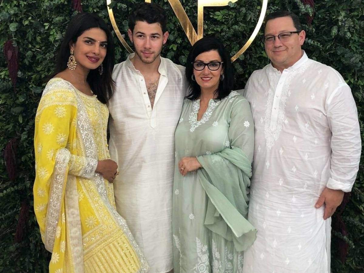 जब पहनी इन विदेशी बालाओं ने साड़ी जब पहनी इन विदेशी बालाओं ने साड़ी