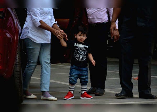 जींस, टी-शर्ट और ब्राइट रेड शूज