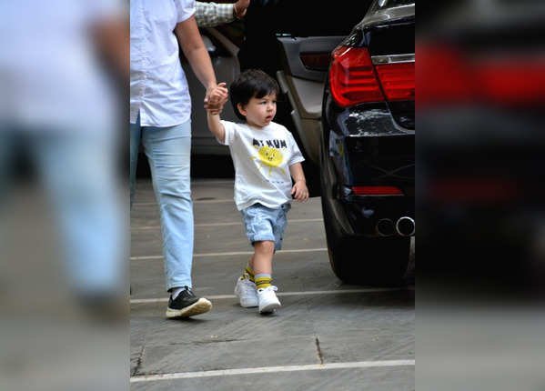 डेनिम शॉर्ट्स विद टी-शर्ट ऐंड शूज