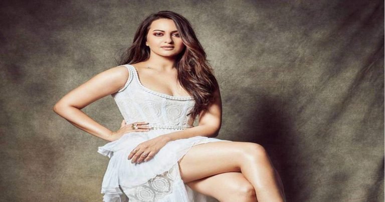 sonakshi sinha oops moment: जब रैंप पर चलते-चलते सोनाक्षी के साथ हुआ ये ‘हादसा’, वहां बैठी पब्लिक को भी आ गई शर्म – sonakshi sinha dress slipped on ramp