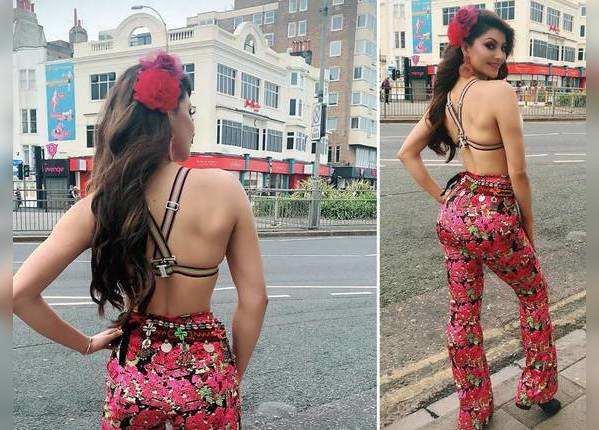 ब्रालेट टॉप विद फ्लोरल पैंट