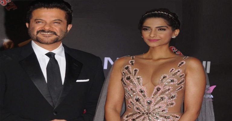 sonam kapoor trolled for her dress: जब सोनम कपूर के कपड़े देख लोग हो गए आग-बबूला, बोले ‘पिता के सामने ऐसे कपड़े पहनने में शर्म नहीं आती’ – when sonam kapoor got brutally trolled for wearing bold neckline dress while appearing in an event with father anil kapoor
