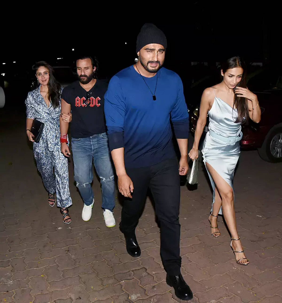 काउन नेकलाइन ड्रेस में दिखी थीं मलाइका काउन नेकलाइन ड्रेस में दिखी थीं मलाइका