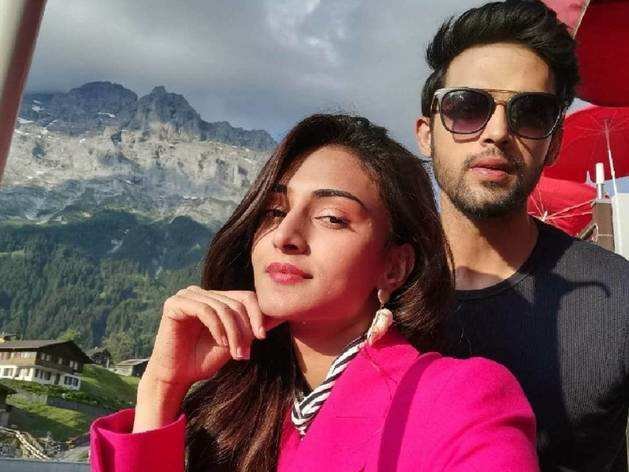 जब एरिका फर्नांडिस को पहनने पड़ गए अपने को-एक्टर पार्थ समथान के कपड़े, देखिए PHOTOS