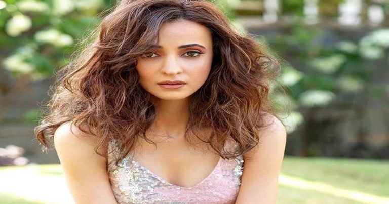 sanaya irani repeated her lehenga: करोड़ों की मालकिन होते हुए भी दोस्त की शादी में पुराने कपड़े पहनकर पहुंची थी ये ऐक्ट्रेस – when sanaya irani repeated her wedding function dress in friends wedding