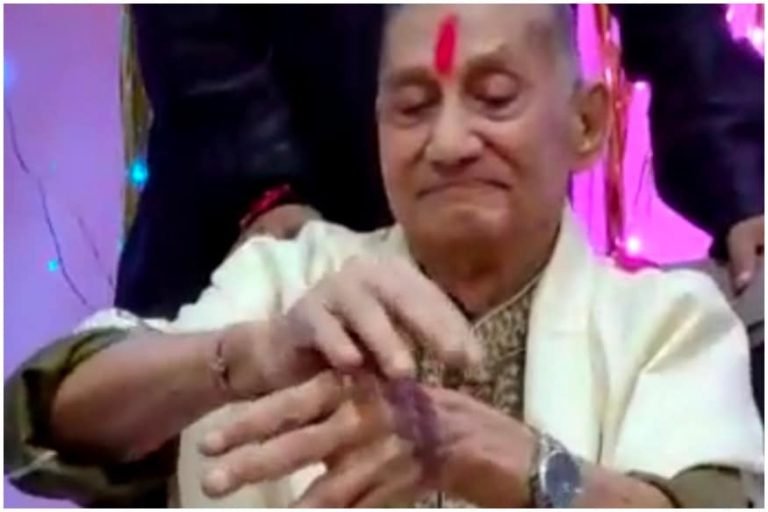 व्हील चेयर पर 100 साल के लक्ष्मीनारायण ने किया कत्थक, Video देख आप भी हो जाएंगे हैरान | 100-years-old-lakshminarayan-dev-performs-katthak-dance-on-wheel-chair-watch-video | sukma – News in Hindi