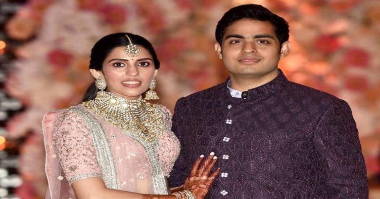 shloka mehta personalised lehenga: 50 हजार क्रिस्‍टल के अलावा श्लोका मेहता के इस लहंगे पर लिखी है उनकी पूरी लव स्टोरी, देखिए PHOTOS – shloka mehta personalised lehenga