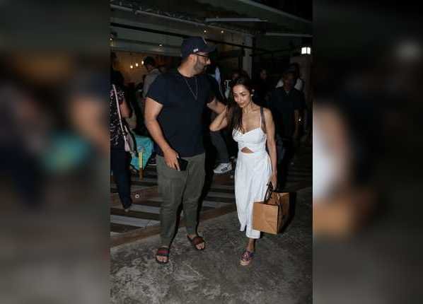 वाइट कॉटन ड्रेस विद कटआउट डिजाइन