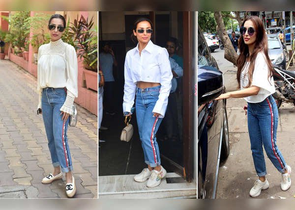 Levis जींस के साथ वाइट टॉप ऐंड शर्ट