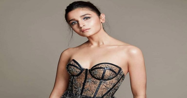 karan johar trolled alia bhatt: जब करण जौहर ने उड़ाया था आलिया भट्ट के कपड़ों का मजाक, रणवीर ने किया था बचाव – when alia bhatt was trolled by karan johar for her colourful dress ranveer singh was seen defending his co star