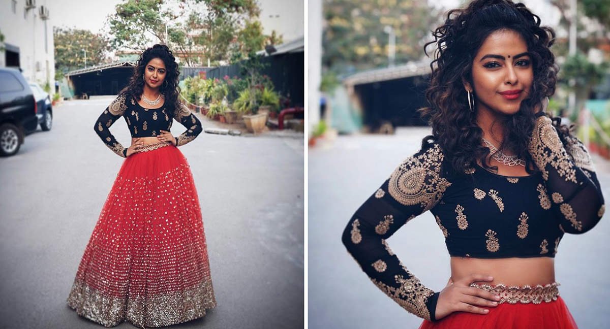 रेड गाउन में दिखा ग्लैमरस लुक