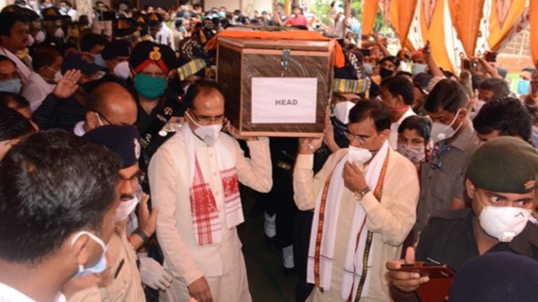 मुख्यमंत्री श्री चौहान अमर शहीद स्व. दीपक सिंह की अंतिम यात्रा में शामिल हुए