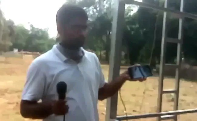 कोरोना वायरस महामारी के दौर में झारखंड के एक गांव में चल रही 'लाउडस्पीकर क्लास'
