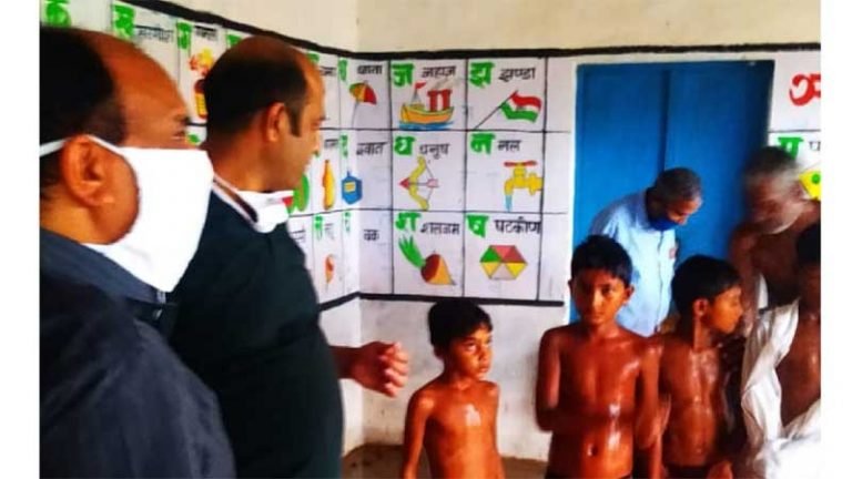 नदी की बाढ़ में फँसे चार मासूमों को सकुशल निकाला