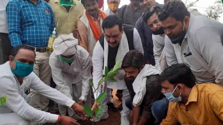 ग्रामीणों को राहत सामग्री के साथ पौधे भी वितरित किये