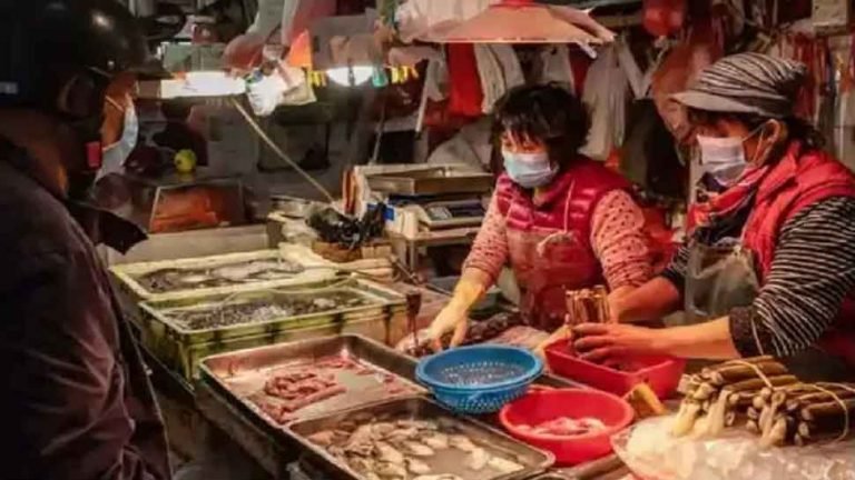 चीन के SeaFood और मीट बाजार से मिला कोरोना वायरस, लोगों को मछली न खाने की सलाह