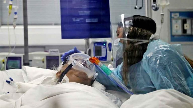 Chile hospital invites in COVID patient families to say goodbye| चिली का ये अस्पताल कोरोना मरीजों को दे रहा ये अनोखी सौगात