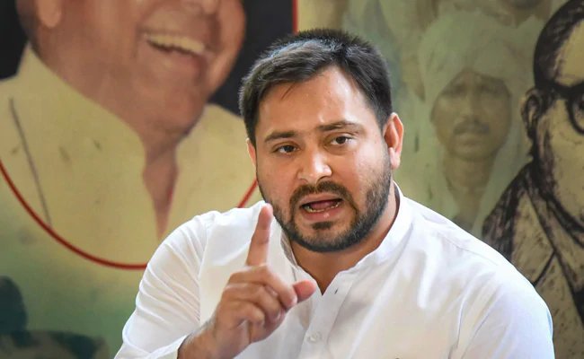बिहार : सृजन घोटाले में JDU नेता के खिलाफ चार्जशीट, तेजस्वी यादव और सुशील मोदी में 'तू-तू, मैं-मैं'