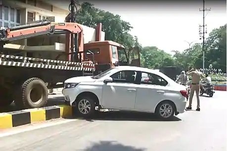 रायपुरः CM हाउस के सामने डिवाइडर से टकराई कार, बाल-बाल बचे सिक्योरिटी गार्ड्स