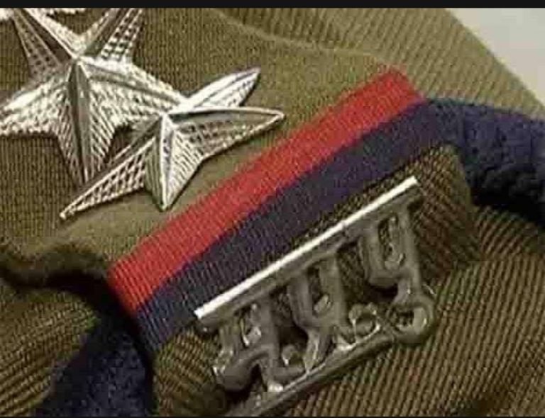 फोन पर भी चरण स्पर्श किया तो पुलिसकर्मियों को मिलेगी सजा