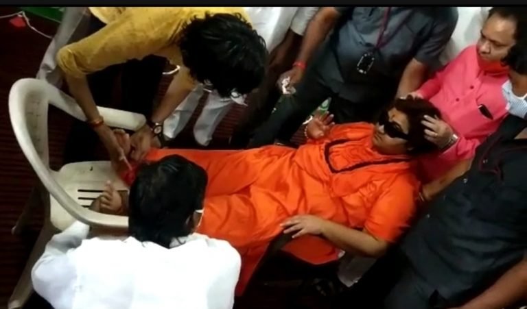 भोपाल सांसद प्रज्ञा ठाकुर की तबीयत बिगड़ी, जहां किया था योग उसी बीजेपी दफ्तर में हुई बेहोश