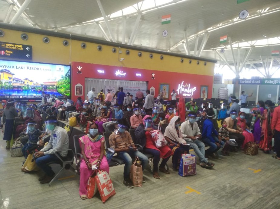 shramik special flight, shramik special flight at raipur airport, raipur airport, special fight, migrant workers, lockdown 5.0, unlock 1.0, प्रवासी मजदूर, प्रवासी मजदूरों की घर  वापसी, रायपुर एयरपोर्ट, श्रमित स्पेशल फ्लाइट, छत्तीसगढ़  पहुंची श्रमिक स्पेशल फ्लाइट, quarantine