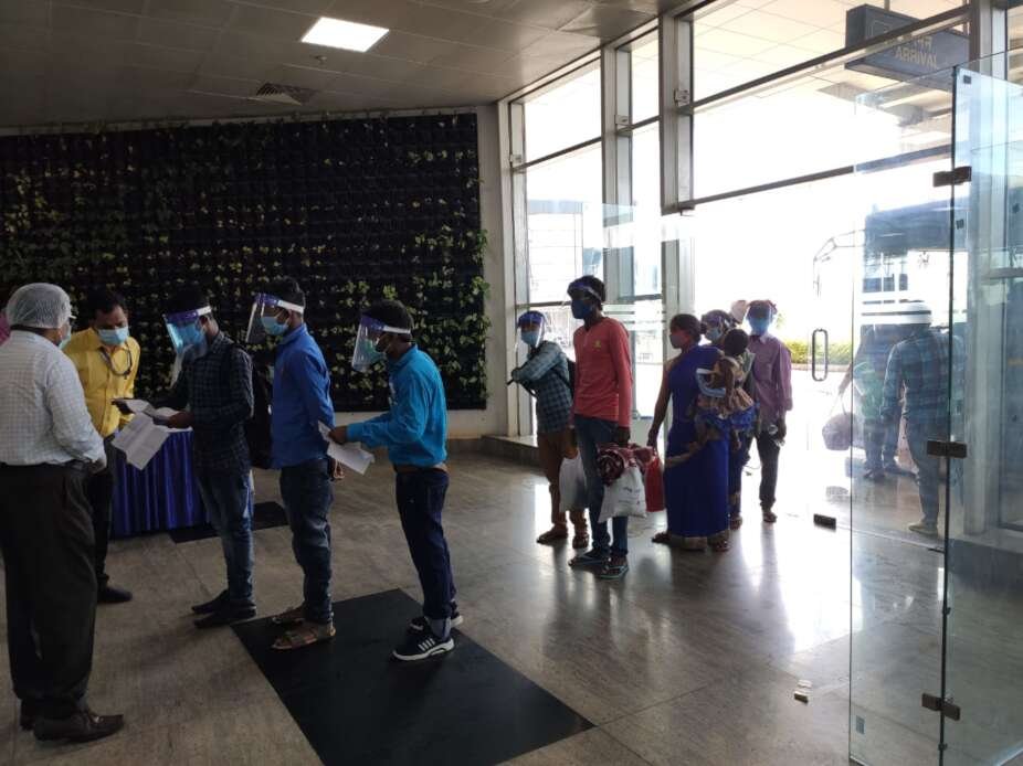 migrant workers, migrant workers reach raipur, shramik special flight, shramik special flight reach raipru, raipur airport, रायपुर एयरपोर्ट, फ्लाइट से पहुंचे मजदूर, पहली बार फ्लाइट से रायपुर पहुंचे मजदूर, प्रवासी मजदूर, श्रमिक स्पेशल फ्लाइट