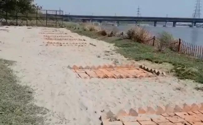 दिल्ली: कोरोना से मौतों के बढ़ते आंकड़े के बीच निगमबोध घाट में अंत्येष्टि के लिए बने अतिरिक्त प्लेटफार्म