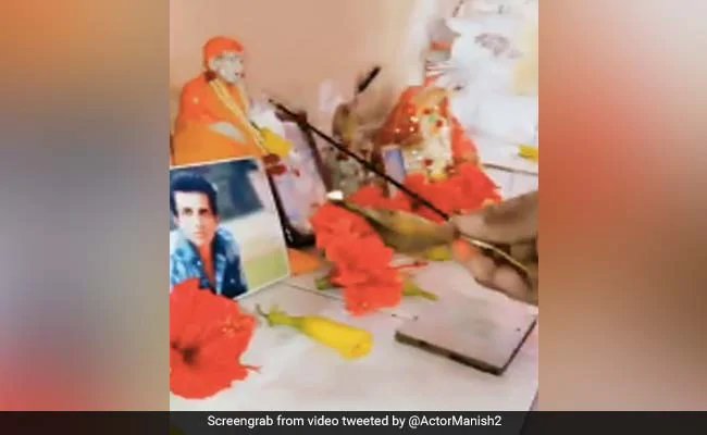 सोनू सूद की मदद से अपनी मां के पास पहुंचा शख्स, भगवान की तरह करने लगा उनकी पूजा, Video देख एक्टर ने कहा- ''अरे भाई...''