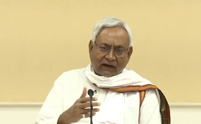 नीतीश कुमार लालू यादव की राष्ट्रीय जनता दल के विधायकों को क्यों तोड़ रहे हैं?