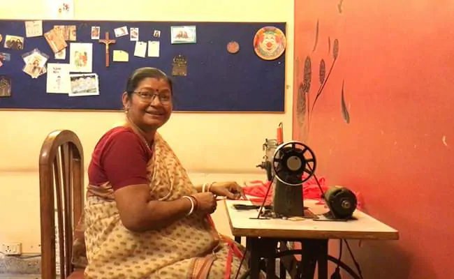 दिल्ली : मां-बेटे की जोड़ी गरीबों के लिए बना रही मास्क, मुहिम को दिया 'पिक वन, स्टे सेफ' नाम