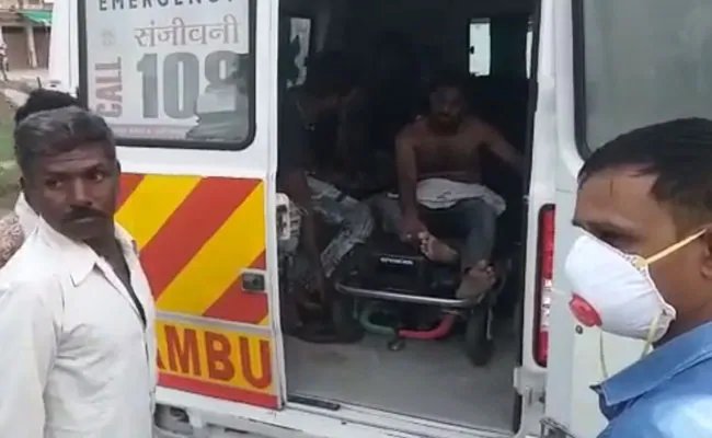 Madhya Pradesh: In Dhar district mob beat up five youths by tying them to tree, the condition of all five is critical