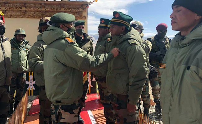 Ladakh Clash: Army chief commends soldiers who fought in face-offs with China – सेना प्रमुख ने किया LAC का दौरा, हिंसक झड़प में साहस दिखाने वाले जांबाजों को किया सम्‍मानित