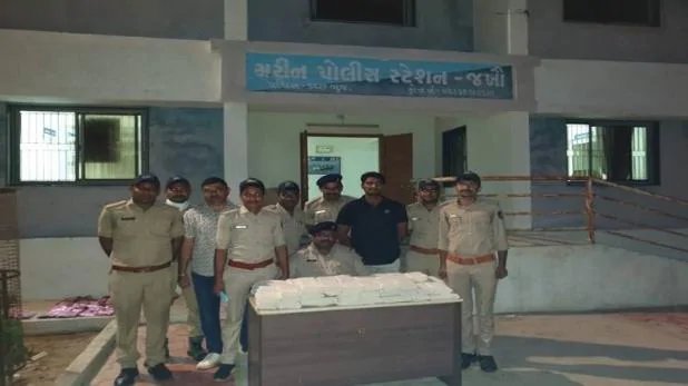 गुजरात: कच्छ में एक दिन में बरामद हुए ड्रग्स के 375 पैकेट, करोड़ों में कीमत – Gujarat police patrolling drugs recovered international market sea coast