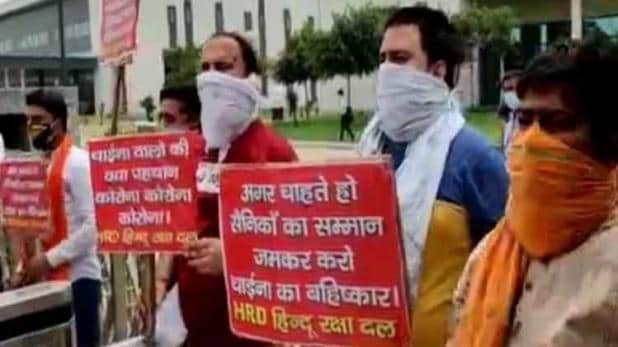 ग्रेटर नोएडा: चीनी कंपनी ओप्पो के ऑफिस के बाहर प्रदर्शन करने वाले 30 लोगों के खिलाफ केस दर्ज – Greater noida fir registered 30 persons protesting chinese mobile company