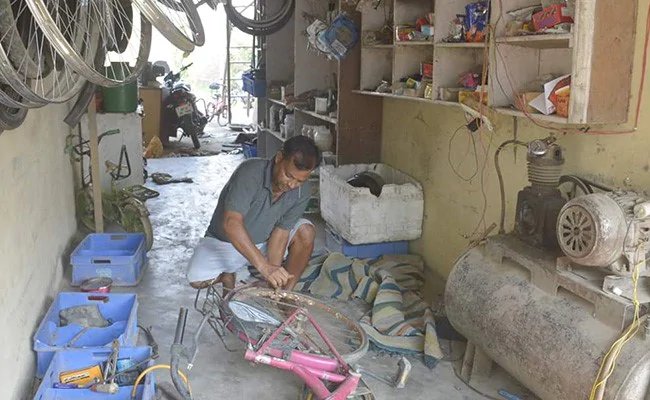 मनरेगा में ऐसा काम दिया कि मजदूर खुद छोड़कर भाग जाएं, टीचर ने खोली पंक्चर मरम्मत की दुकान