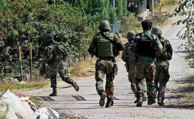 जम्मू कश्मीर के शोपियां में सुरक्षाबलों से मुठभेड़ में पांच आतंकी ढेर