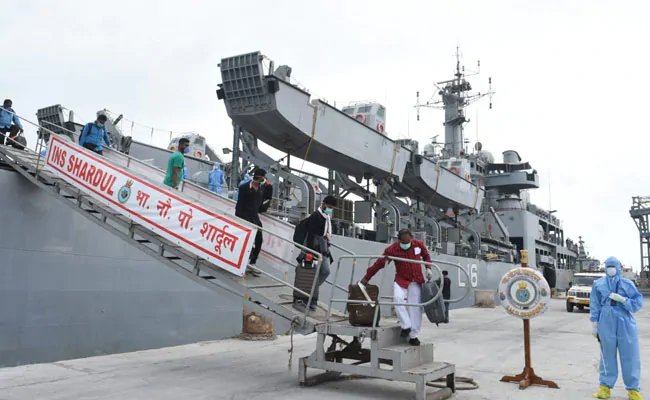 ईरान में फंसे 233 भारतीयों को लेकर गुजरात पहुंचा नौसेना का युद्धपोत INS शार्दुल